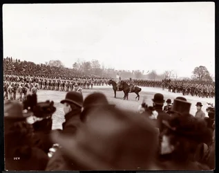 A procissão associada à dedicação do Túmulo de Grant na Riverside Drive, presumivelmente em 27 de abril de 1897, em Nova York (impressão em gelatina de prata)